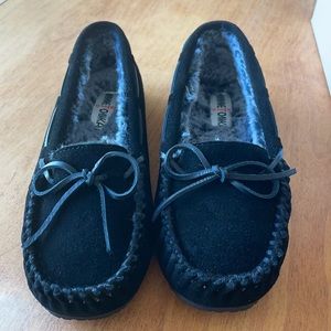 Minnetonka Junior Trapper Slipper in black 9